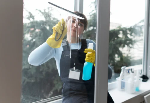 Nettoyage de vitres intérieures et extérieures à la Mézière